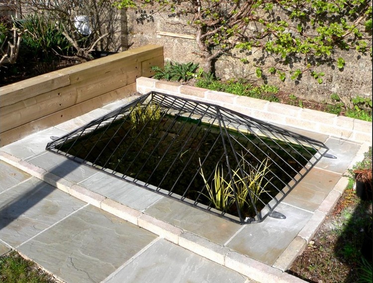 protection bassin de jardin –grillage-métallique-forme-originale