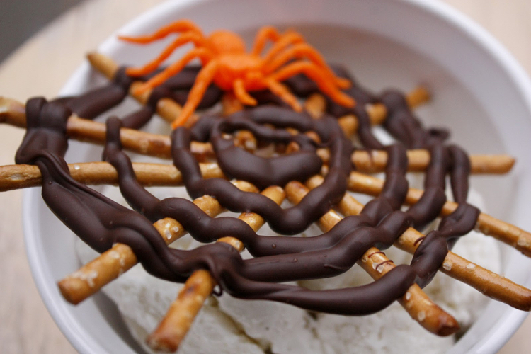 recette Halloween rapide-facile-toile-araignée-sticks-bretzels-chocolat