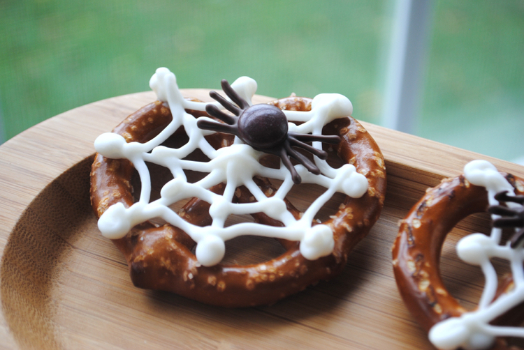 recette Halloween avec bretzels-toiles-araignées-chocolat-blanc