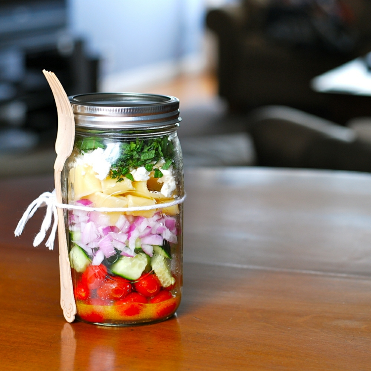 recette de salade composée légumes-ingrédients-fourcette-bois-oignongs-repas-midi