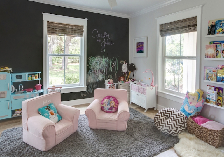 salle-jeu-fille-fauteuils-rose-peinture-murale-tableau-noir