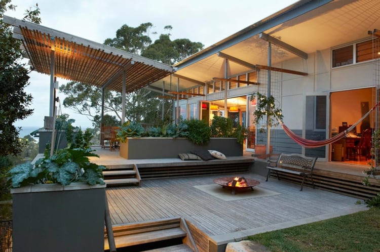 terrasse-terrain-pente-bois-composite-foyer-extérieur-canapé
