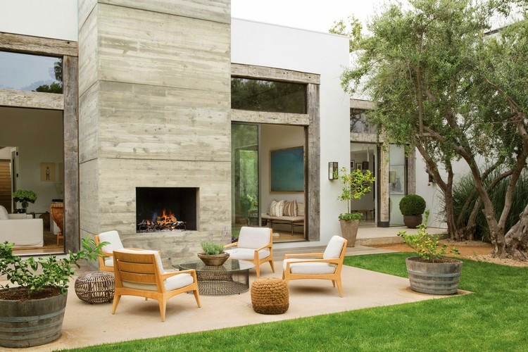 tonneau en bois -jardinières-patio-moderne-cheminée-pierre