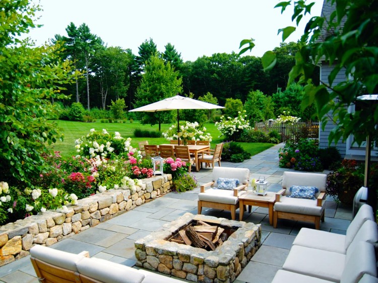 aménagement de jardin cosy-foyer-extérieur-pierre-naturelle-salon-jardin-bois-parasol