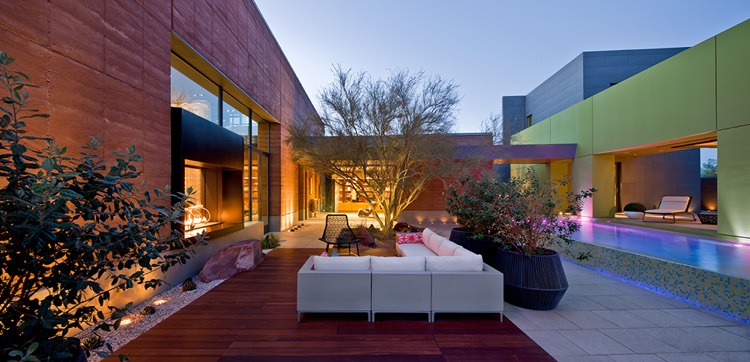 aménagement de jardin cosy-terrasse-bois-dalles-canapé-jardin-foyer-extérieur-moderne-piscine-éclairage-ambiance