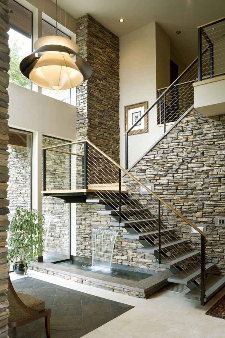 aménagement-sous-escalier-moderne-fontaine-eau-intégrée-mur