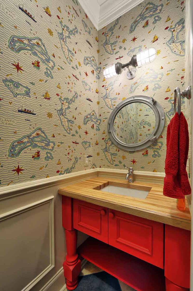 ancien-meuble-relooké-peinture-rouge avec plan de travail salle de bain en hêtre