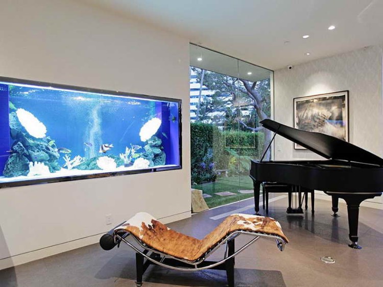 aquarium encastrable -mur-blanc-piano-chaise-métal-cuir