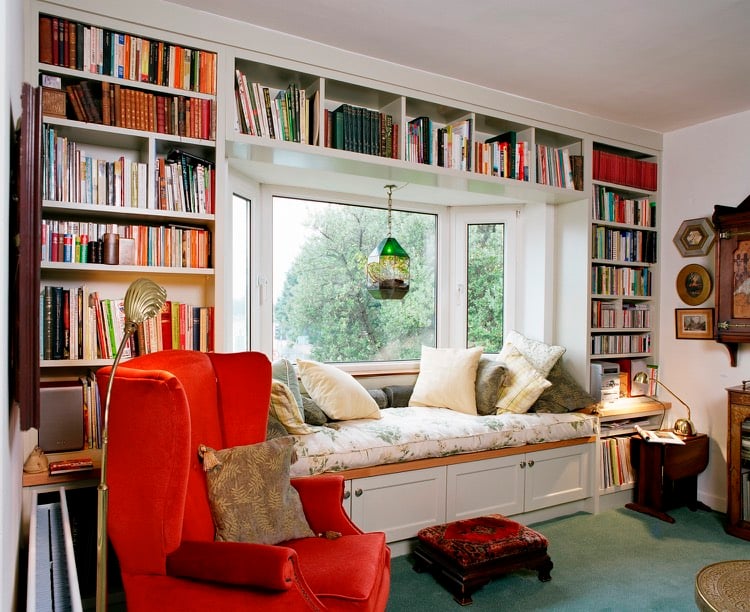 banquette sous fenêtre -rangements-matelas-coussins-meuble-bibliothèque-murale-fauteuil-rouge