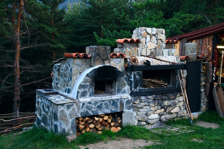 barbecue-pierre-naturelle-rustique-champêtre-déco