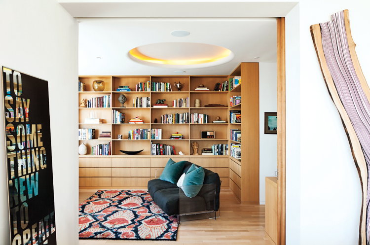 bibliothèque moderne -bois-sur-mesure-plafond-corniche-lumineuse-canapé-rembourré