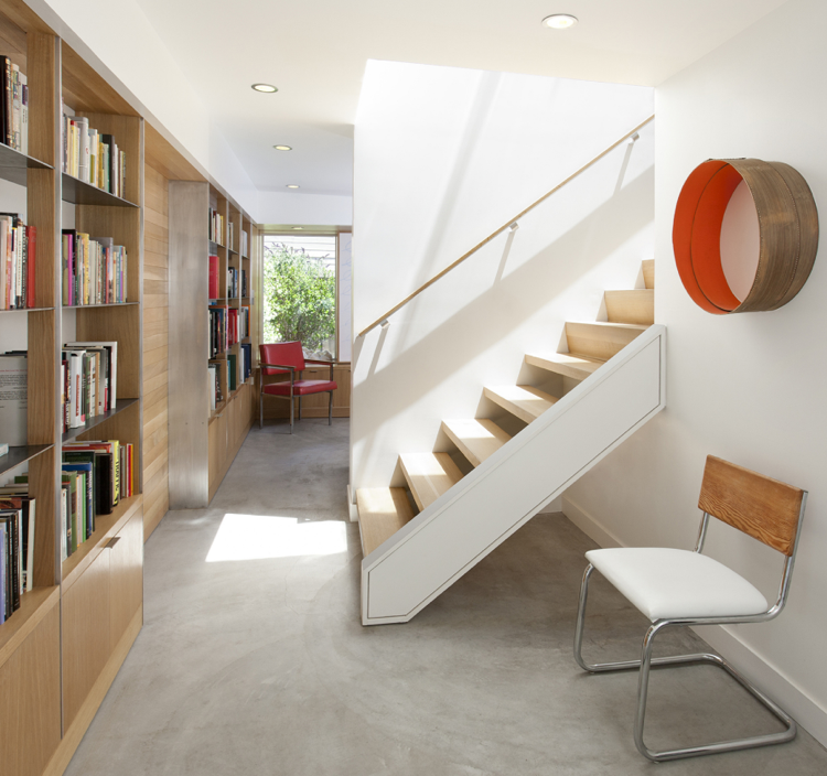 bibliothèque moderne -long-couloir-escalier-bois-blanc-plancher-béton