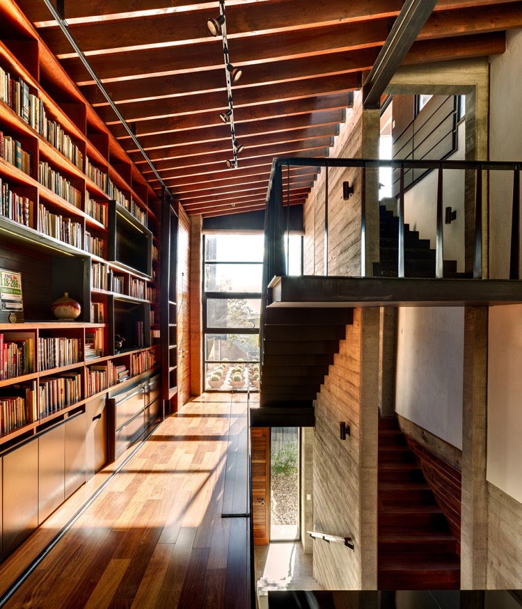 bibliothèque moderne -meuble-bibliothèque-bois-couloir-parquet-anglaise