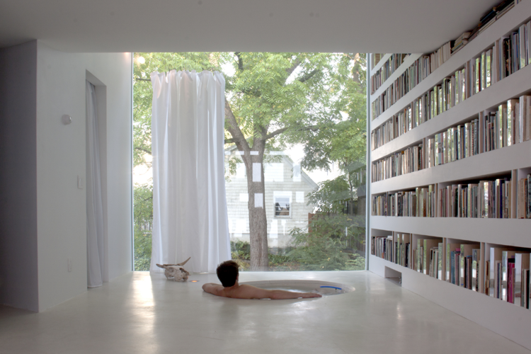 bibliothèque moderne -murale-blanche-salle-bains