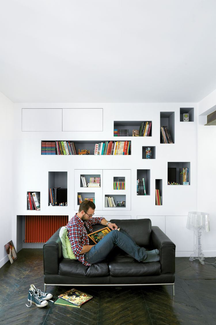 bibliothèque moderne -niches-murales-canapé-cuir-noir-parquet-chevron-foncé