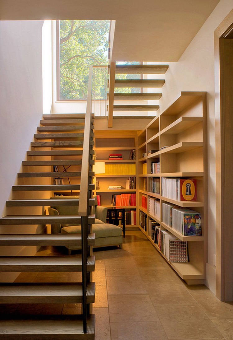 bibliothèque moderne -sous-escalier-coin-lecture-applique-murale-fauteuil-rembourré