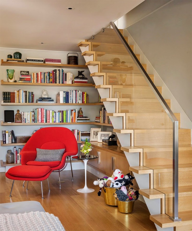 bibliothèque moderne -sous-escalier-étagères-murales-ouvertes-fauteuil-rouge-repose-pieds