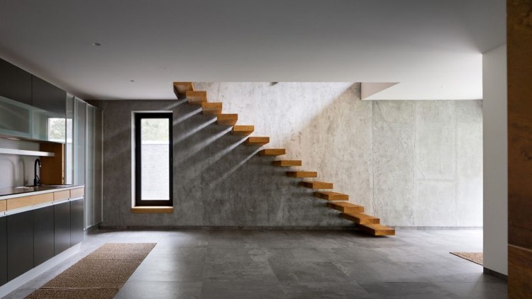 Carrelage effet béton ciré et plancher en bois dans une aire ouverte Escalier Carrelage désign