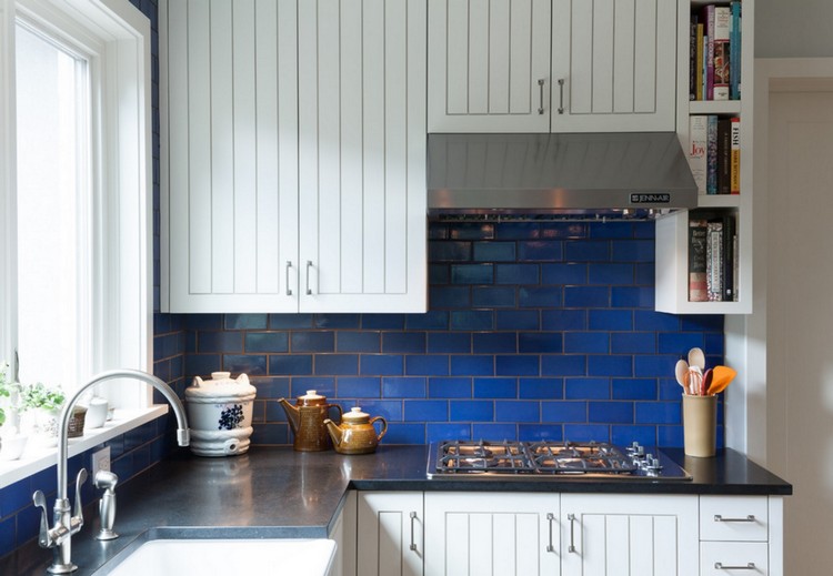 carrelage-mural-cuisine-métro-bleu-indigo-armoires-blanches