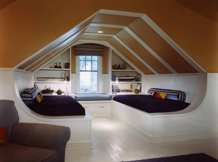 chambre-sous-combles-mur-orange-lits-jumeaux-parquet