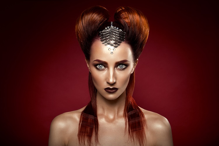 coiffure Halloween femme cheveux rouge futuristic