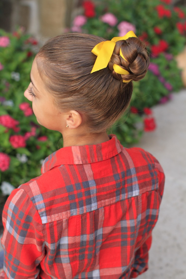 coiffure pour petite fille -chignon-tressé-ruban-jaune