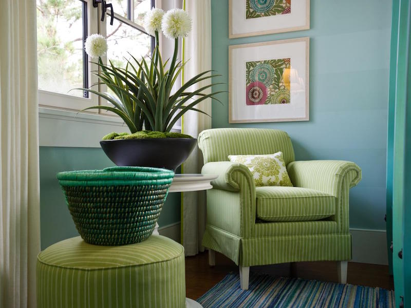 coin-lecture-chambre-verte-fauteuil-rembourré-tapissé-tissu-vert-rayé-blanc