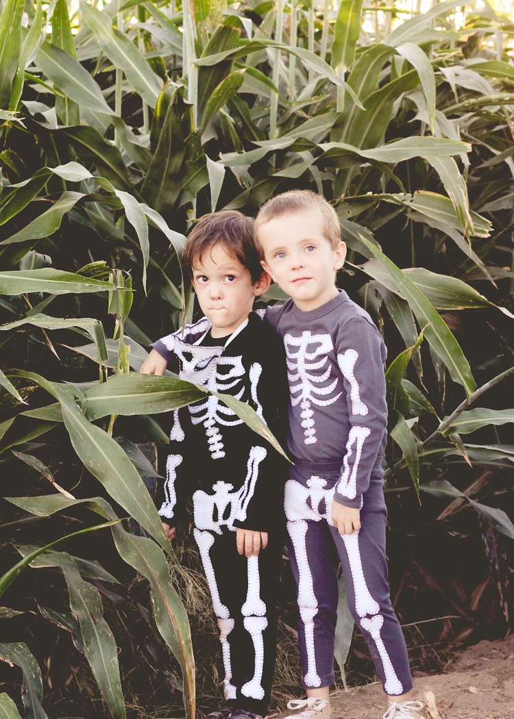 costume Halloween enfant -petit-garçon-costume-squelette-faire-soi-même