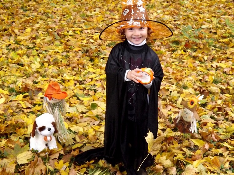 costume Halloween enfant -petite-fille-costume-sorcière-chapeau-orange