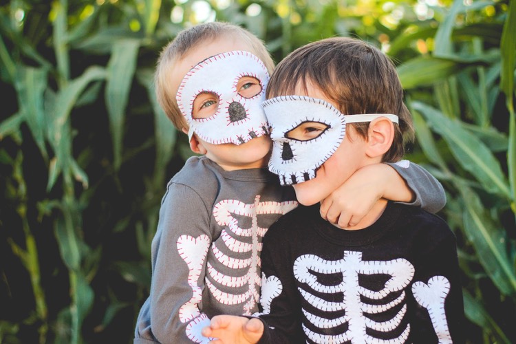 costume Halloween enfant -squelette-masque-assorti-faire-soi-même