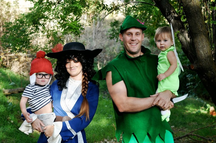 costume d’Halloween -famille-peter-pan-pirate-capitaine-crochet-clochette