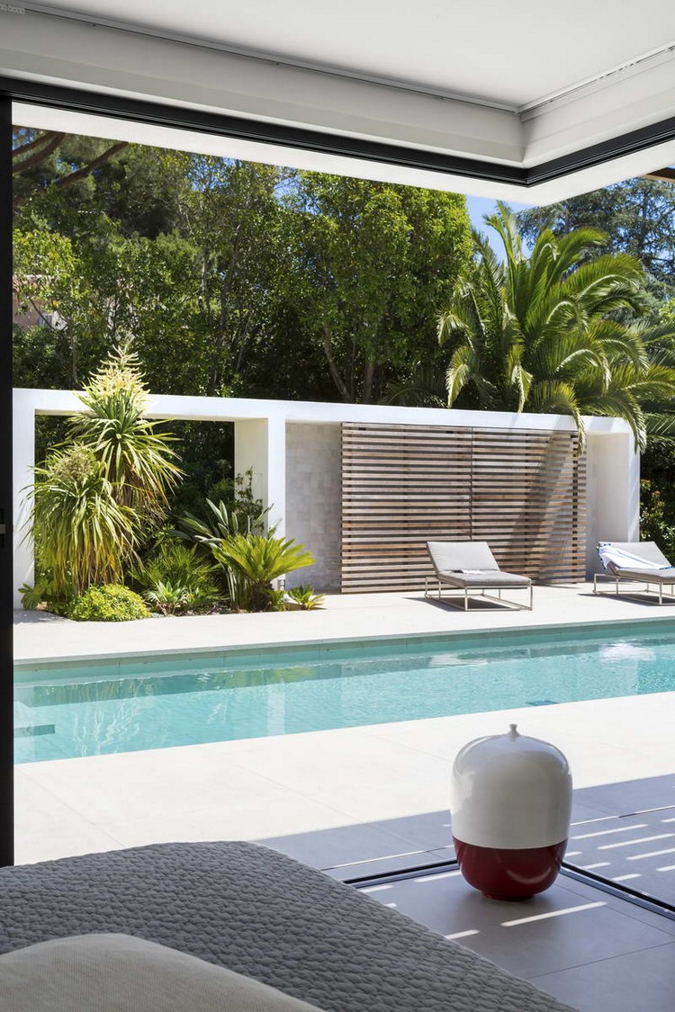 dallage-piscine-maison-design-pierre-naturelle-palmiers