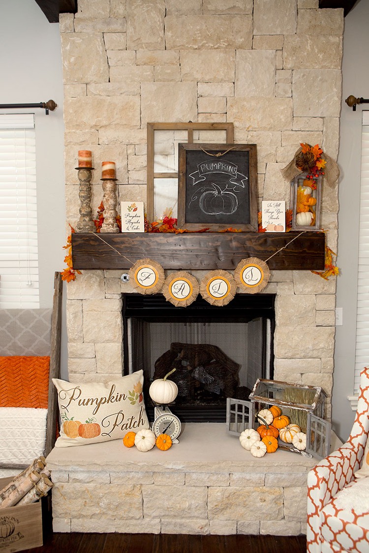 deco d’automne -manteau-cheminée-mini-citrouilles-blanc-orange-bougies-coussins-guirlande