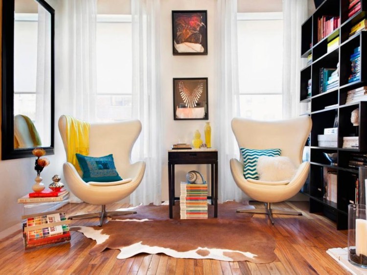 deco salon contemporain -fauteuil-egg-blanc-tapis-peau-bête-parquet-meuble-bibliothèque