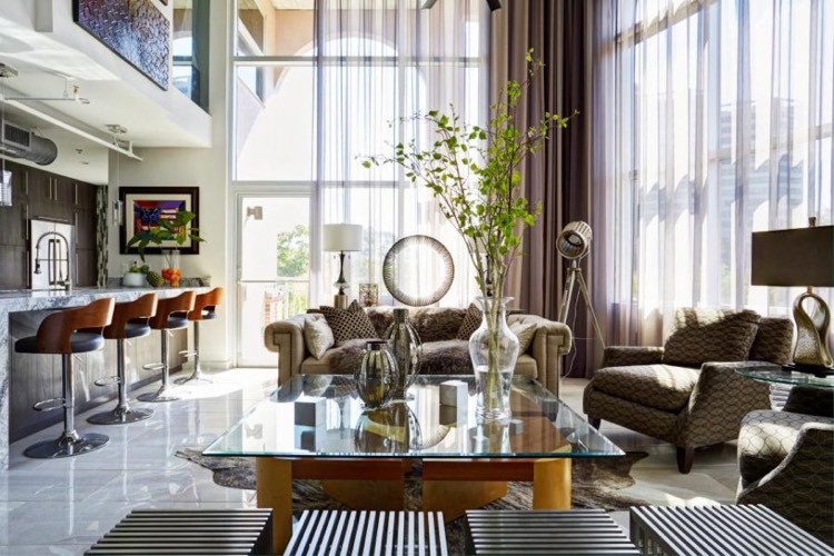 deco salon contemporain -luxe-canapé-beige-table-basse-verre-carrelage-marbre-rideaux-voilages