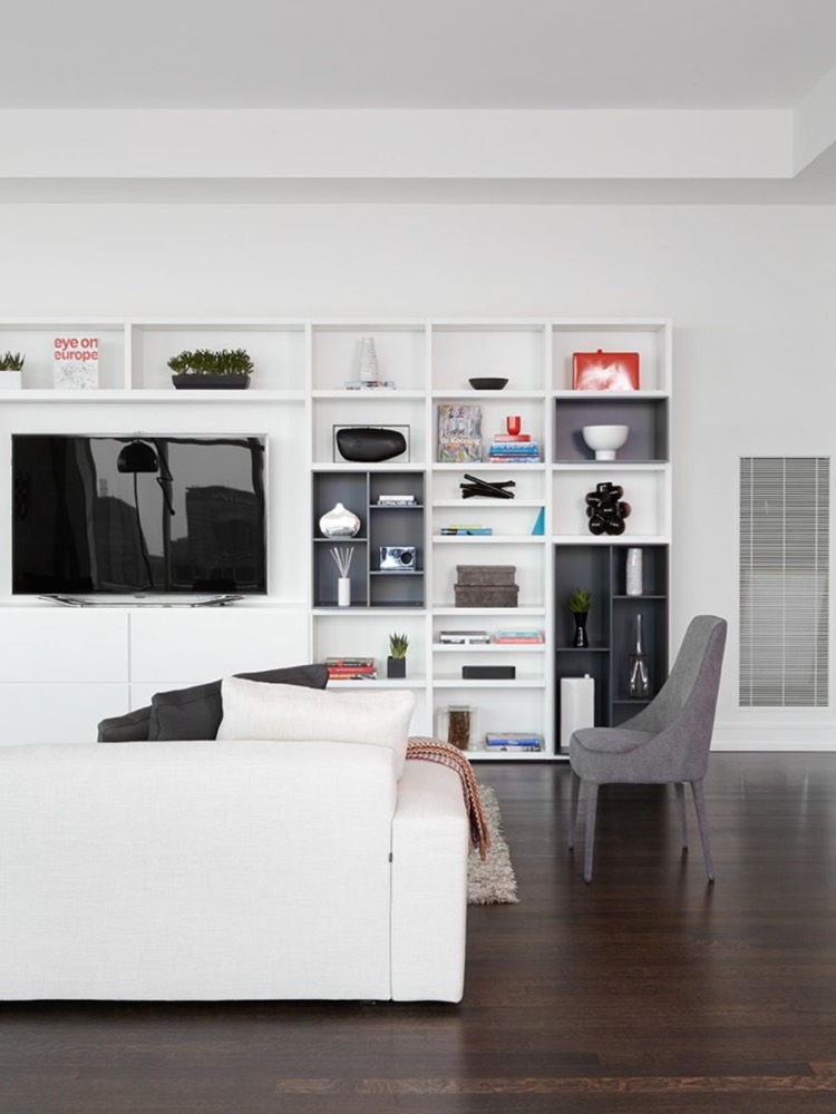 deco salon contemporain -meuble-tv-mural-blanc-canapé-blanc-parquet-bois-foncé