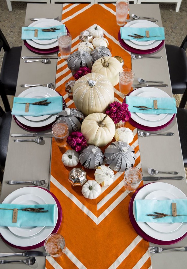 deco table automne -party-chemin-table-orange-serviettes-bleues-composition-citrouilles