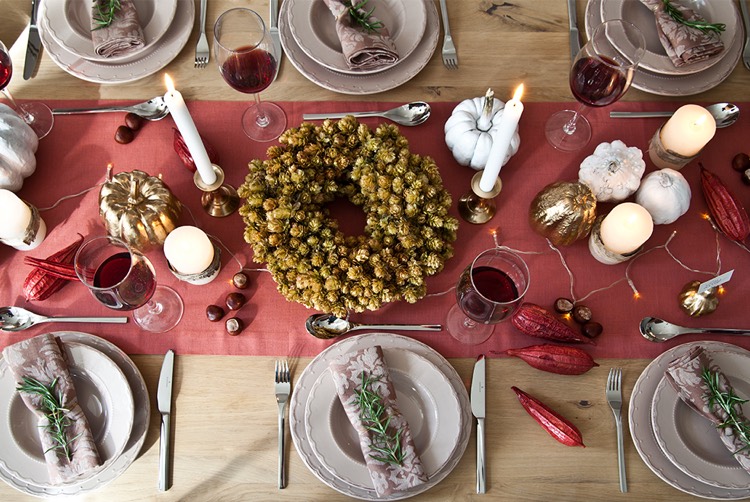 deco table automne -party-chemin-table-rouge-chandelles-citrouilles-dorées-blanches