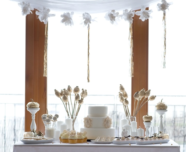 deco table automne -party-chic-sucreries-blanches-capsules-pavot-dorées-citrouilles