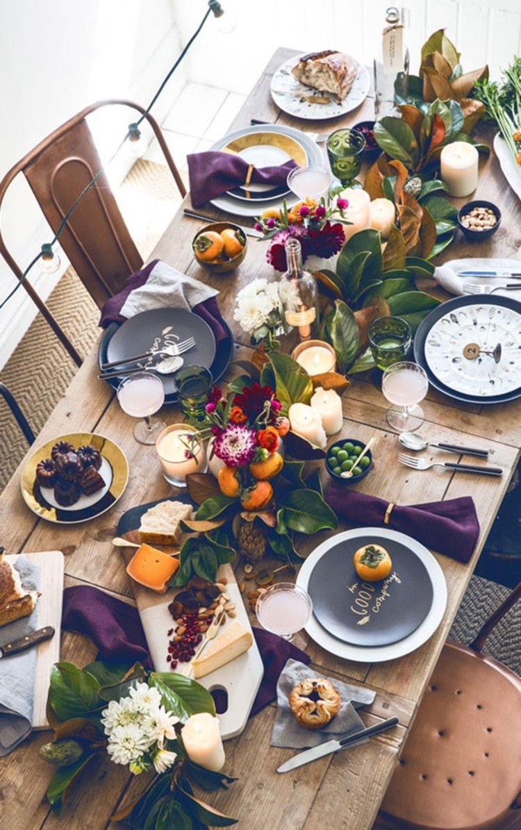 deco table automne -party-composition-feuilles-fleurs-fruits-table-bois-rustique