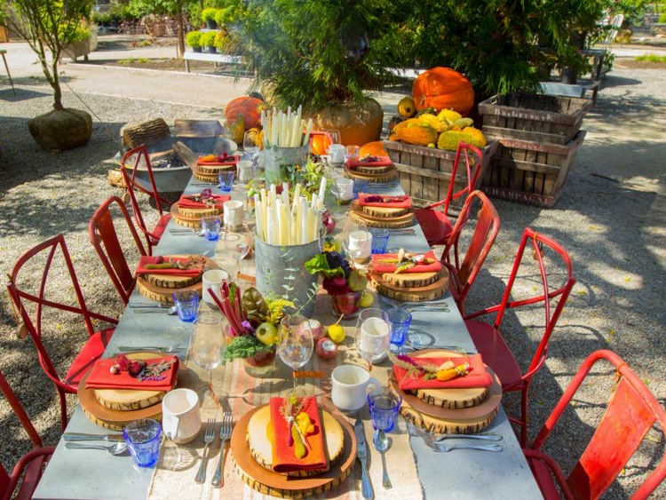 deco table automne -party-jardin-chaises-rouges-compositions-citrouilles-feuilles-chandelles