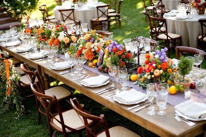 deco table automne -party-jardin-composition-fleurs-fruits-saisonniers-chemin-table-mauve