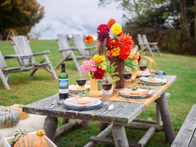 deco table automne -party-jardin-composition-florale-citrouilles-table-bois-gris