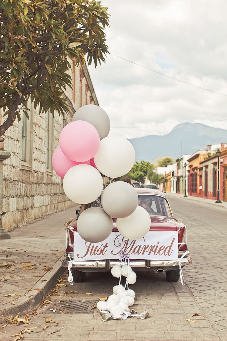 decoration voiture mariage -ballons-rose-gris-pompons-blancs-boîtes-conserve