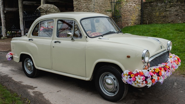 decoration voiture mariage -composition-fleurs-multicolores