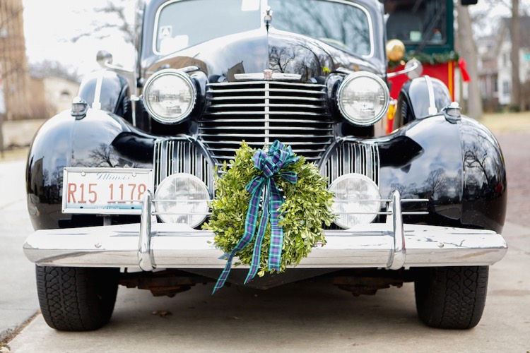 decoration voiture mariage -couronne-feuillages-noeud-bleu