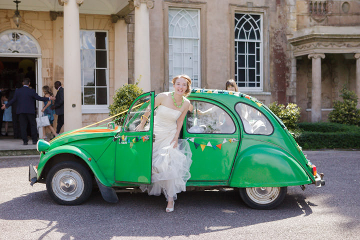 decoration voiture mariage -guirlandes-fanions-multicolores-coccinelle