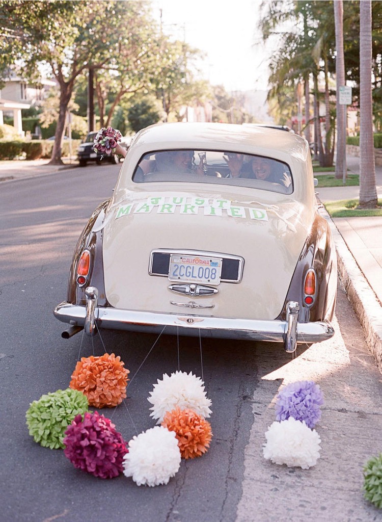 decoration voiture mariage -pompons-papier-soie-véhicule-rétro