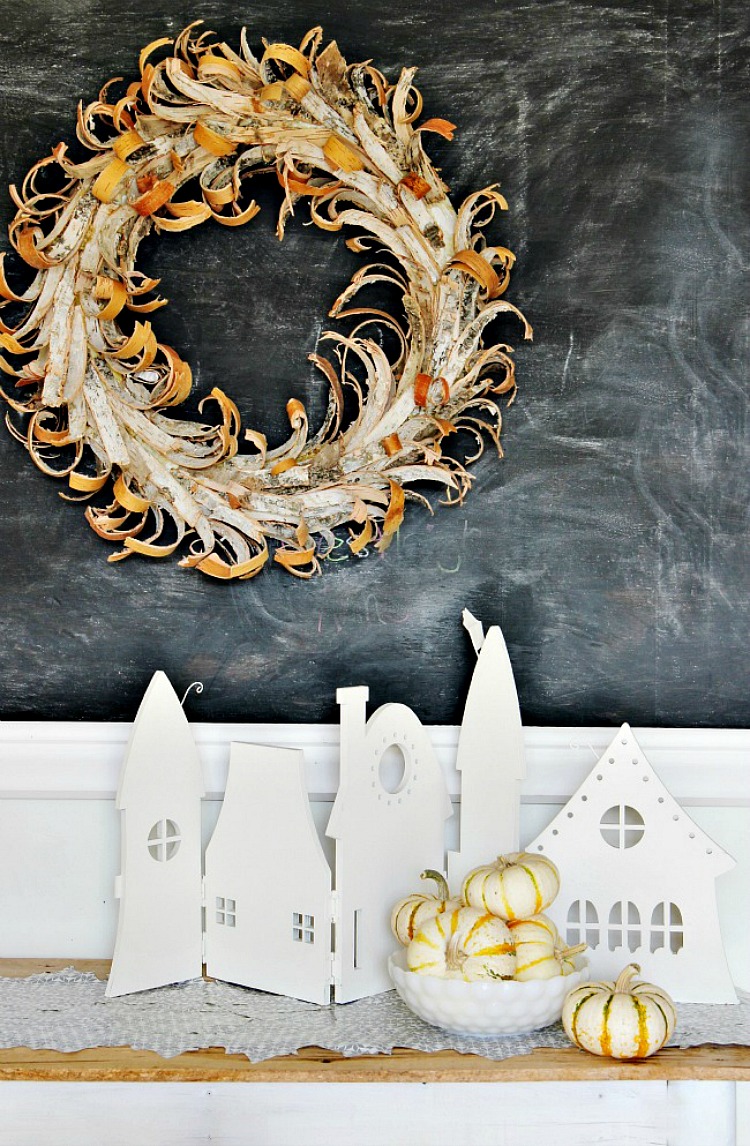 déco Halloween maison -couronne-porte-bois-mini-citrouilles