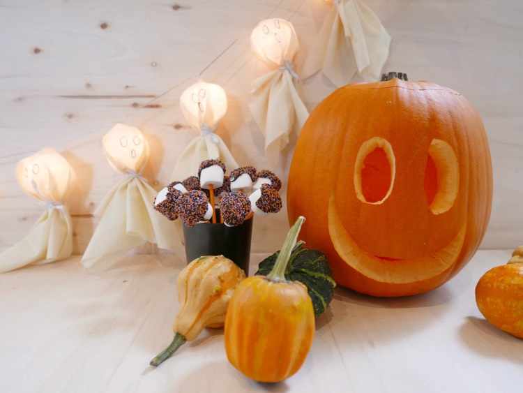 déco Halloween maison -lanterne-citrouille-gurilande-fantômes